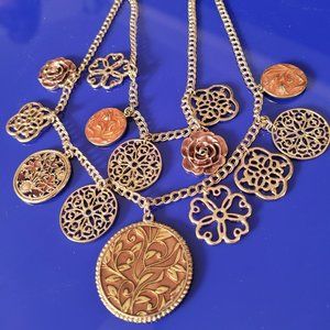2028 Beautiful orange and coral colored necklace in gold